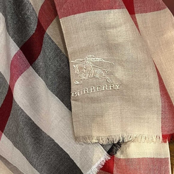 burberry classic diamond pattern scarf - Picture 8 of 9